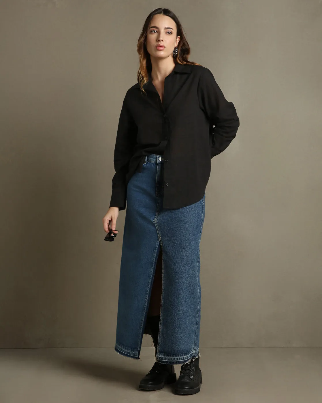 DL Woman Black Solid Textured Spread Collar Full Sleeves Oversized Shirt